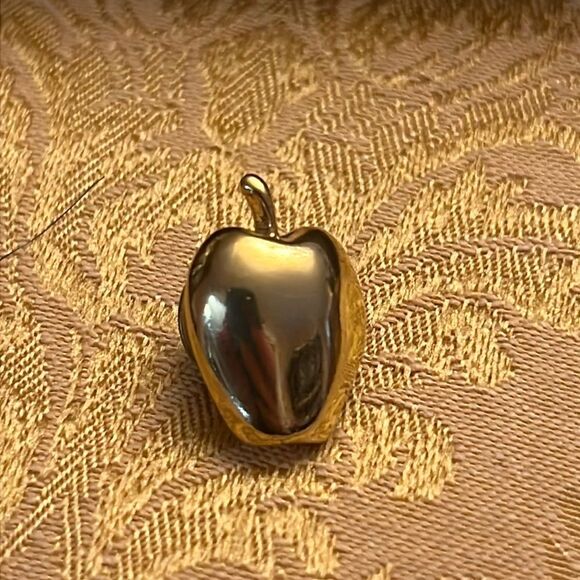 VINTAGE GOLD TONE APPLE LAPEL PIN - Picture 1 of 4